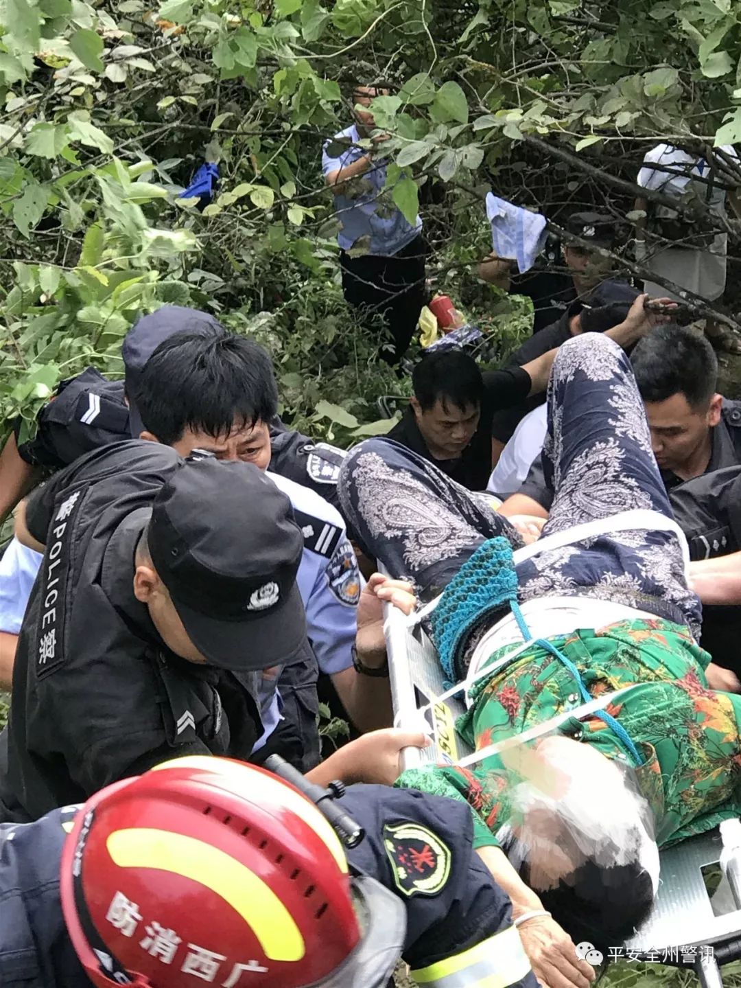 桂林发生重大意外事故一中型客车翻下山崖造成3死11伤这些人让人感动