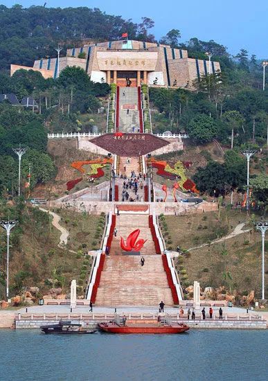 百色起义纪念公园是在整合百色起义纪念馆,右江民族博物馆,百色起义