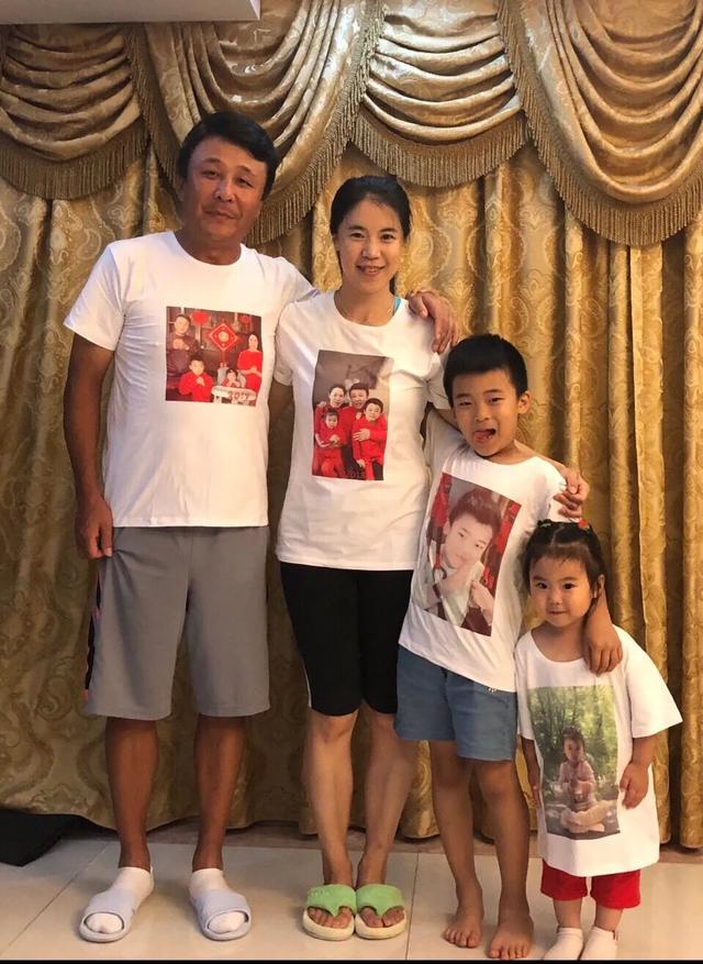 原创奥运冠军王楠晒全家福郭斌戴名表出镜一家四口排wifi造型
