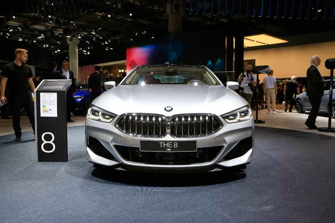 实拍纯金属银宝马8系四门车,这款价值6万8的车漆比冰河银帅吗?
