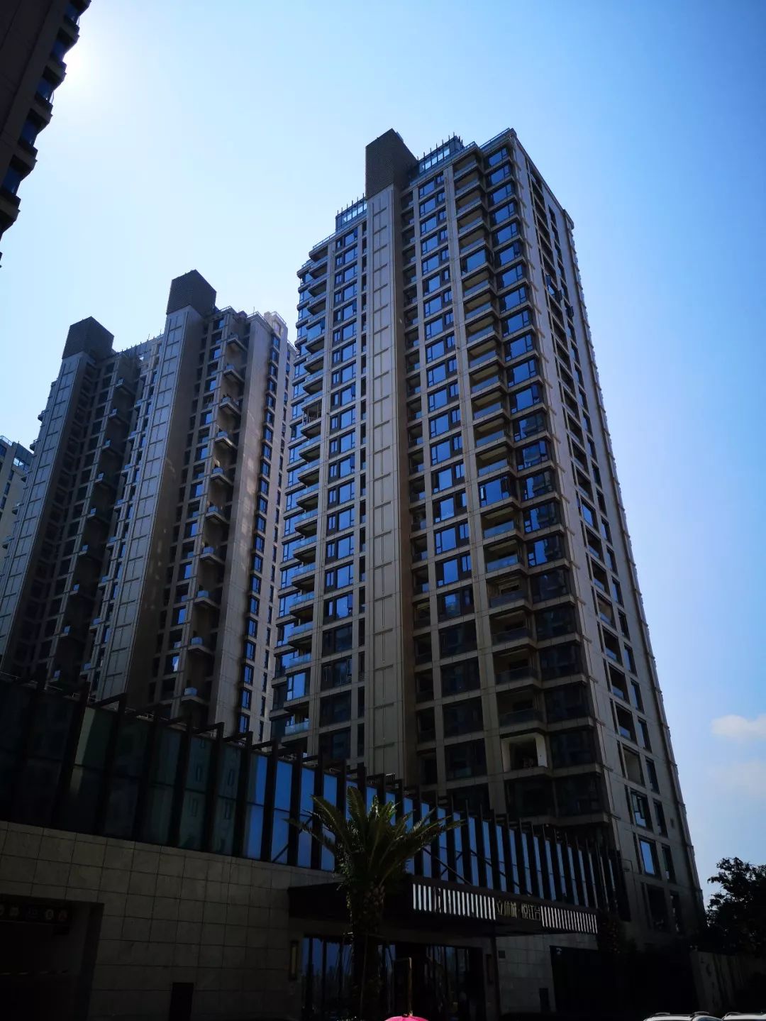 悦江台据说是立体城里定位最高档的小区,全铝板干挂,已经建成投入使用