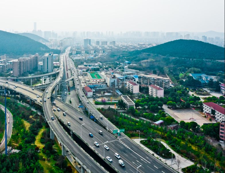 东三环和徐海路的交汇之处,并且富春山居东临东三环高架,南有城东大道
