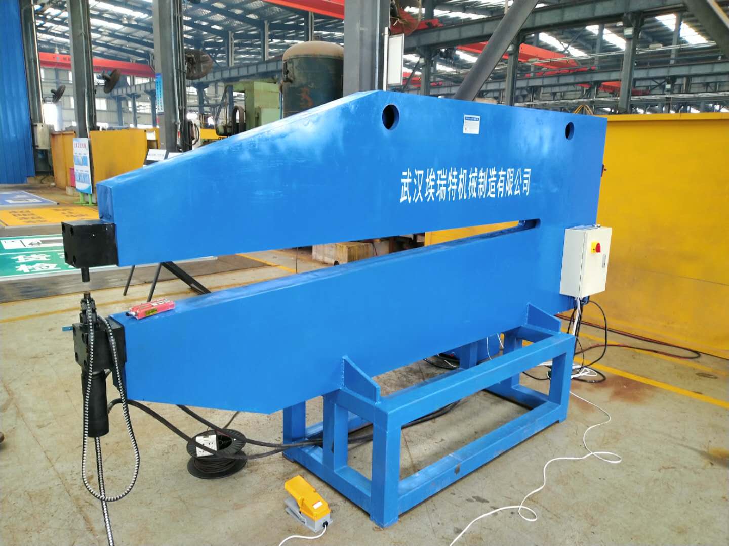 黑科技:埃瑞特标志牌自动铆钉机