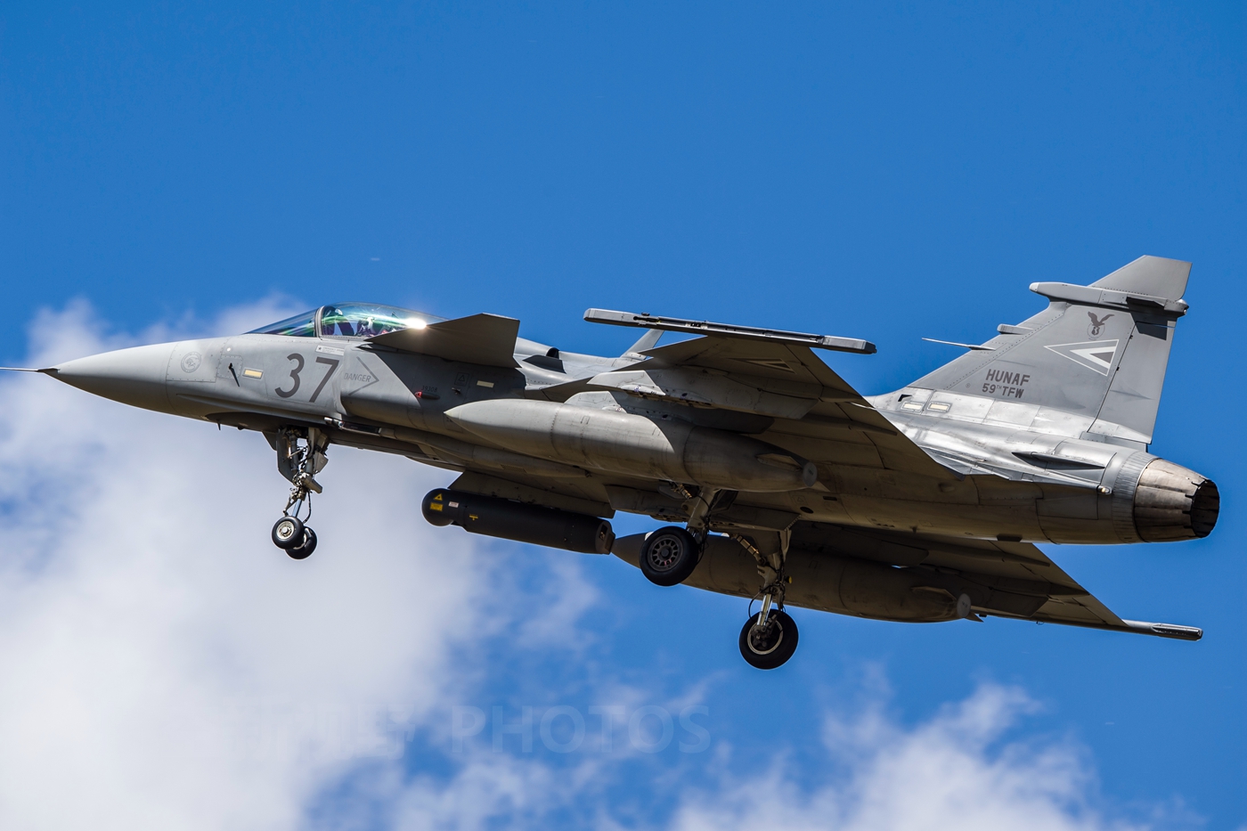 匈牙利空军拥有14架jas-39战机,已服役16年,然而并没有产权