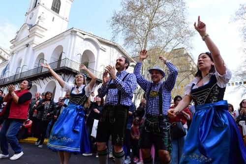 华人团体参加阿根廷移民节舞狮汉服吸引市民