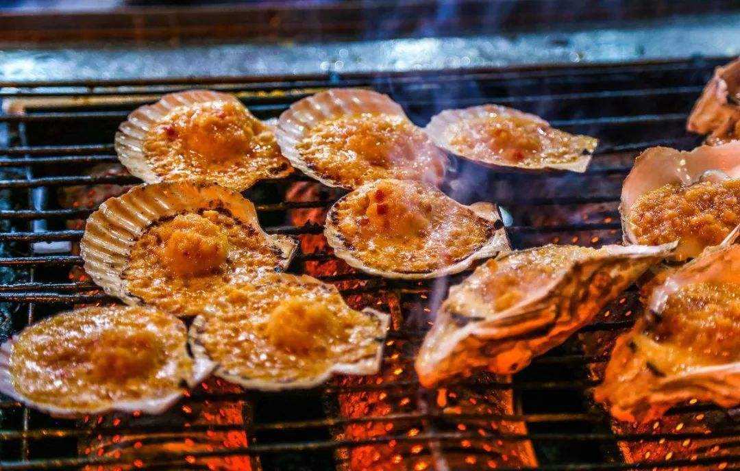 地摊小哥最火爆烤扇贝为什么火爆带你去探个究竟