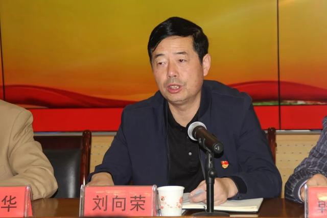 县人大副主任王静华,县委组织部干部侯江辉莅临指导会议.