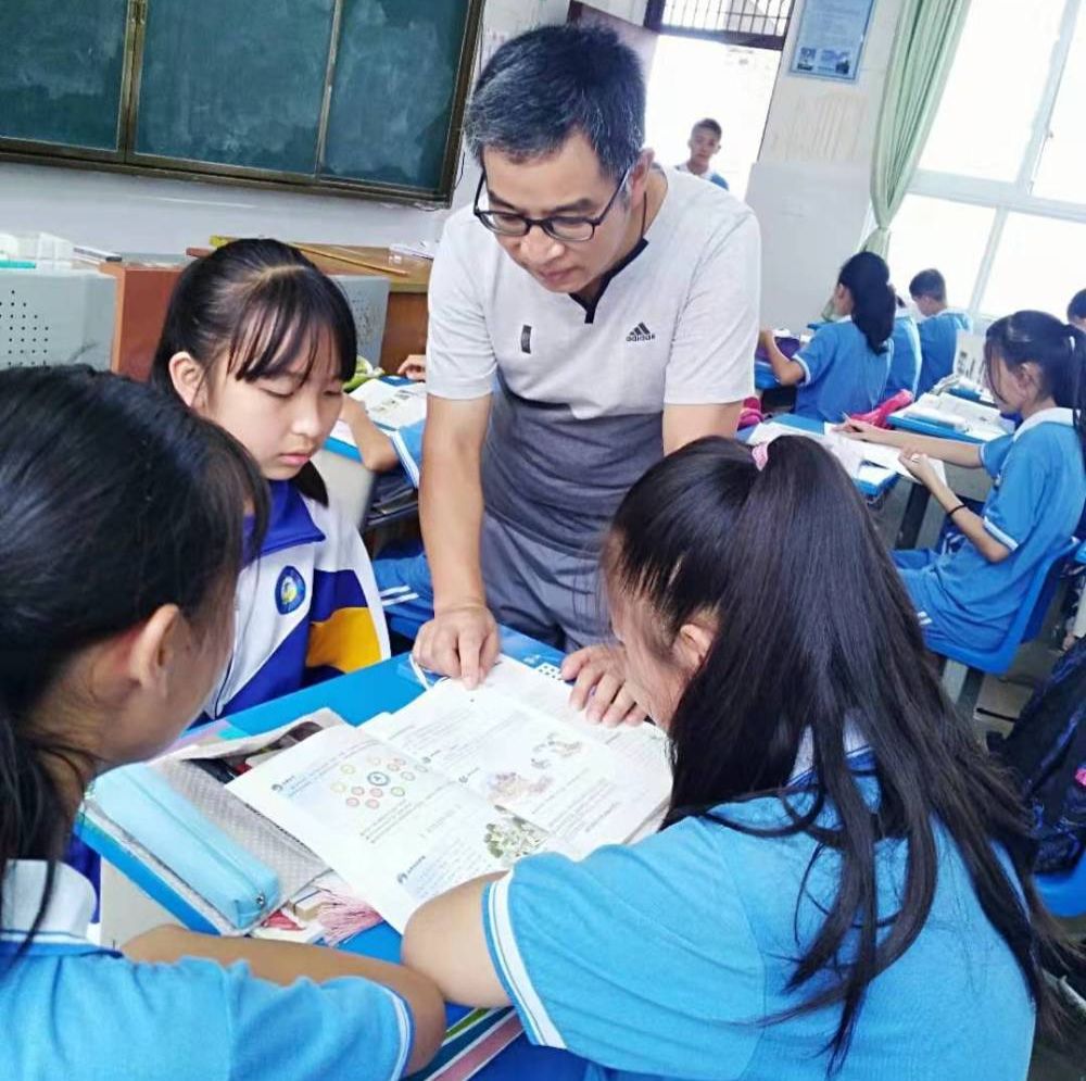 1989年从教至今,现任贵阳市乌当第二中学科任教师及班主任职务,"贵阳