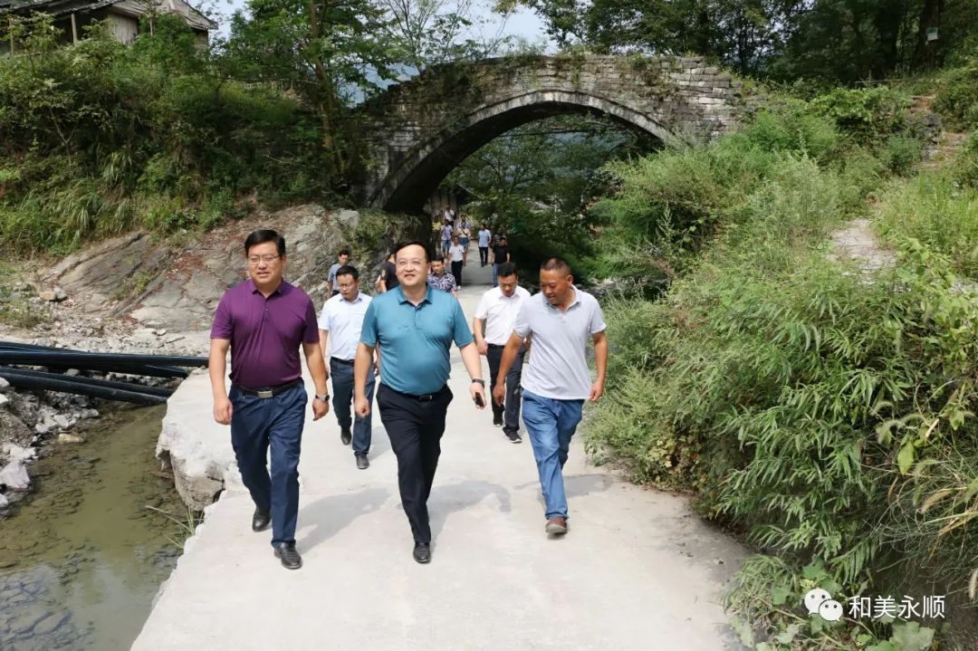 穷在深山的家中来了远亲永茂镇樟木村的村民们原来是在脱贫攻坚的路上