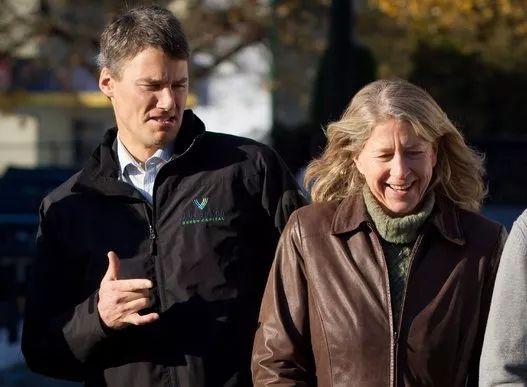 曲婉婷前男友,温哥华前市长罗品信,猜猜他干啥去了?