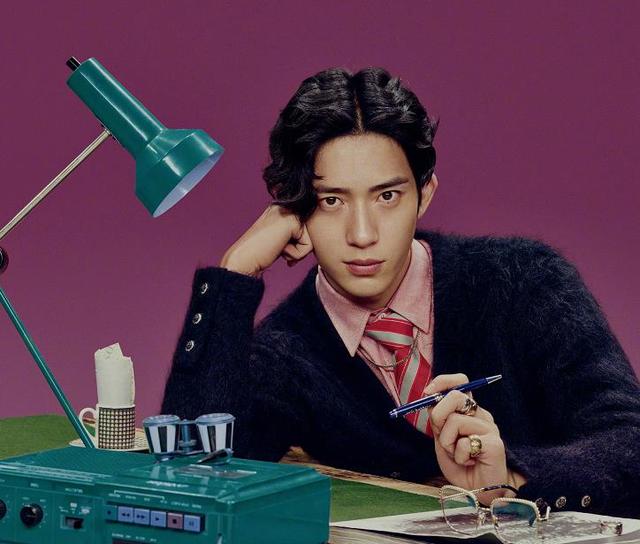 井柏然帅气杂志写真来袭,霸气上演摩登中分,复古风直接迷倒一片