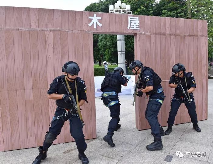 市府广场出动:直升机,装甲车,水炮车,移动检查车等先进警用装备