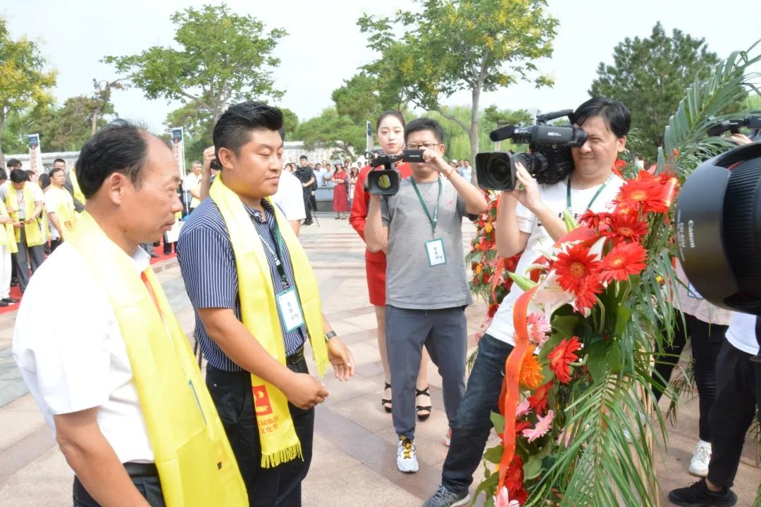 琅琊王氏第51代后人王友国,王成,王友爱代表王氏宗亲敬献花篮