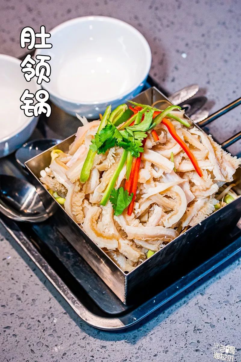 说起肚领锅的特别之处就在于它的汤底秘制的辣酱调味,倒入啤酒炖煮既