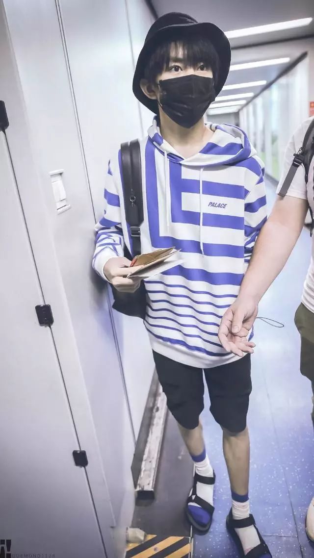 易烊千玺露袜穿搭合集 时尚达人玺子哥帅气出街_袜子