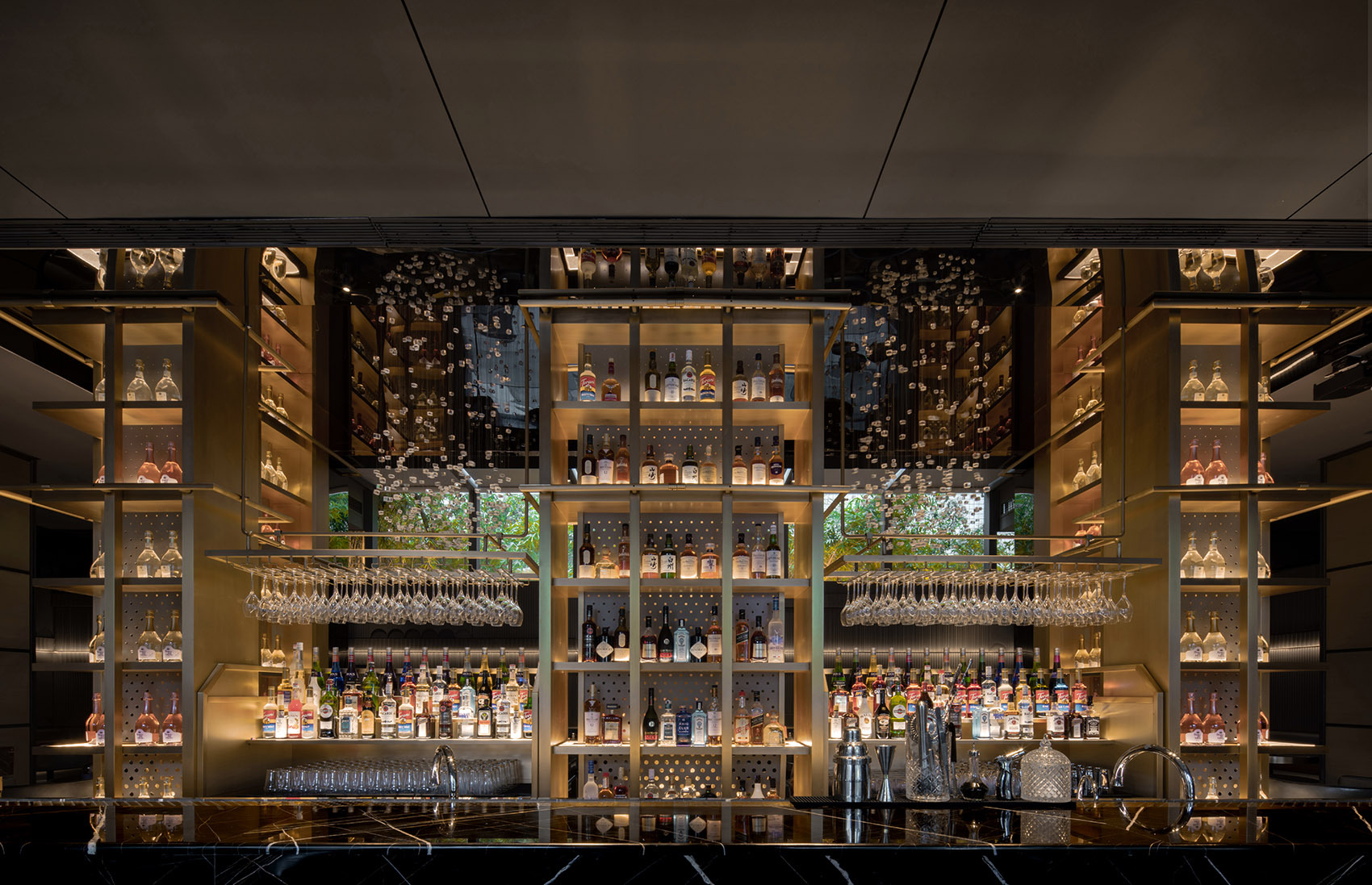 混搭感十足的酒吧餐厅设计本土特色与国际艺术装置的结合