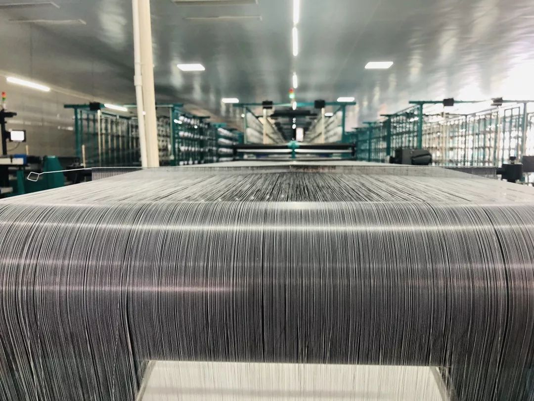 铭龙工匠丨整经工赵怀平的整经作业