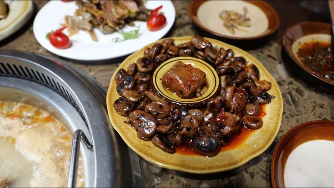 去了泸定吃点啥呢?看来看去这个还真好吃!_美食