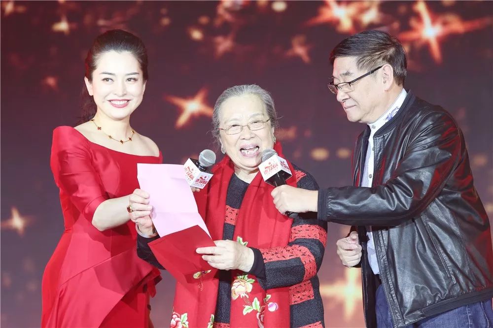 2月9日下午,由中国中央电视台主持人路博,王洲主持第十五届德艺双馨