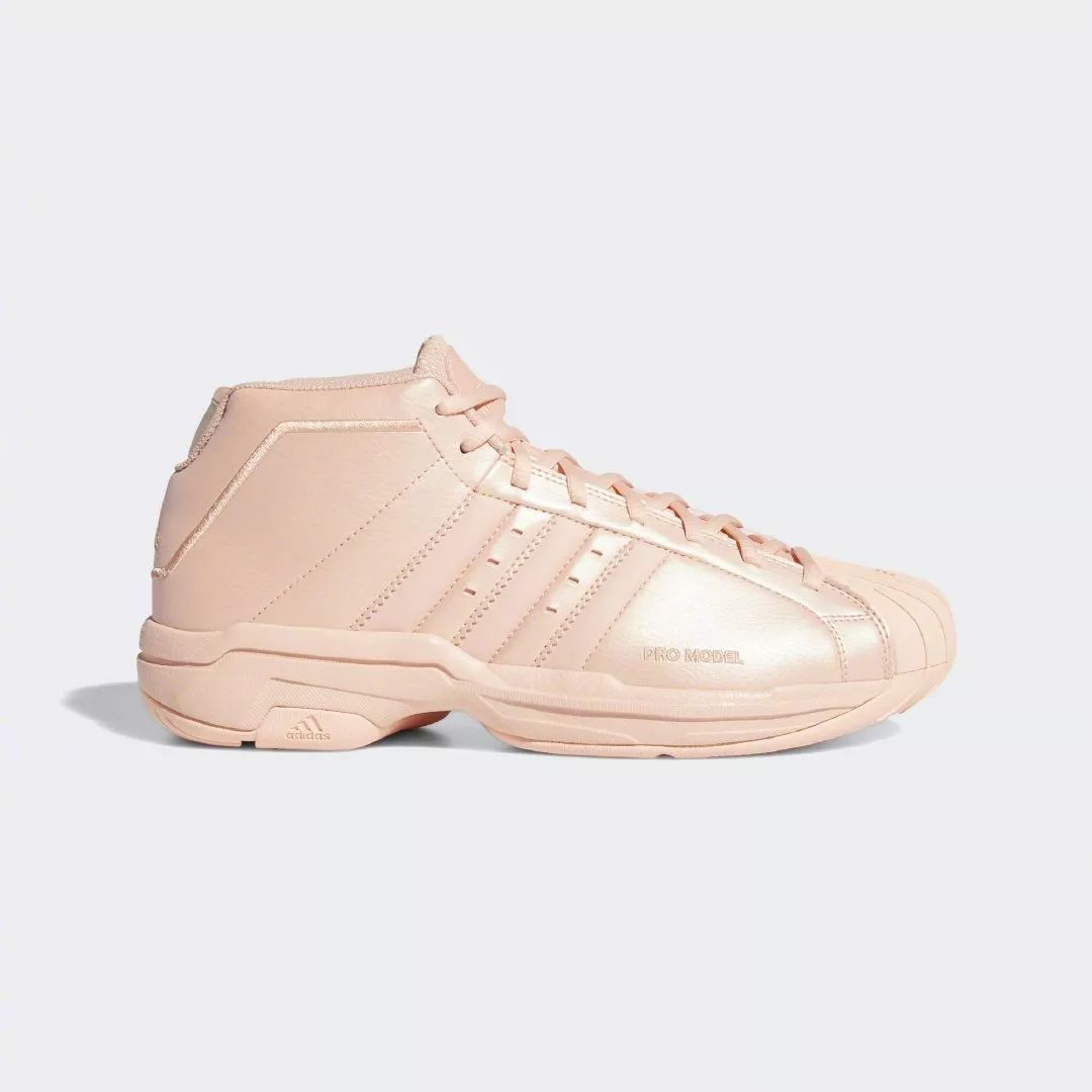 很快,adidas 就意识到了 pro model millennium 的重要性,以及人们