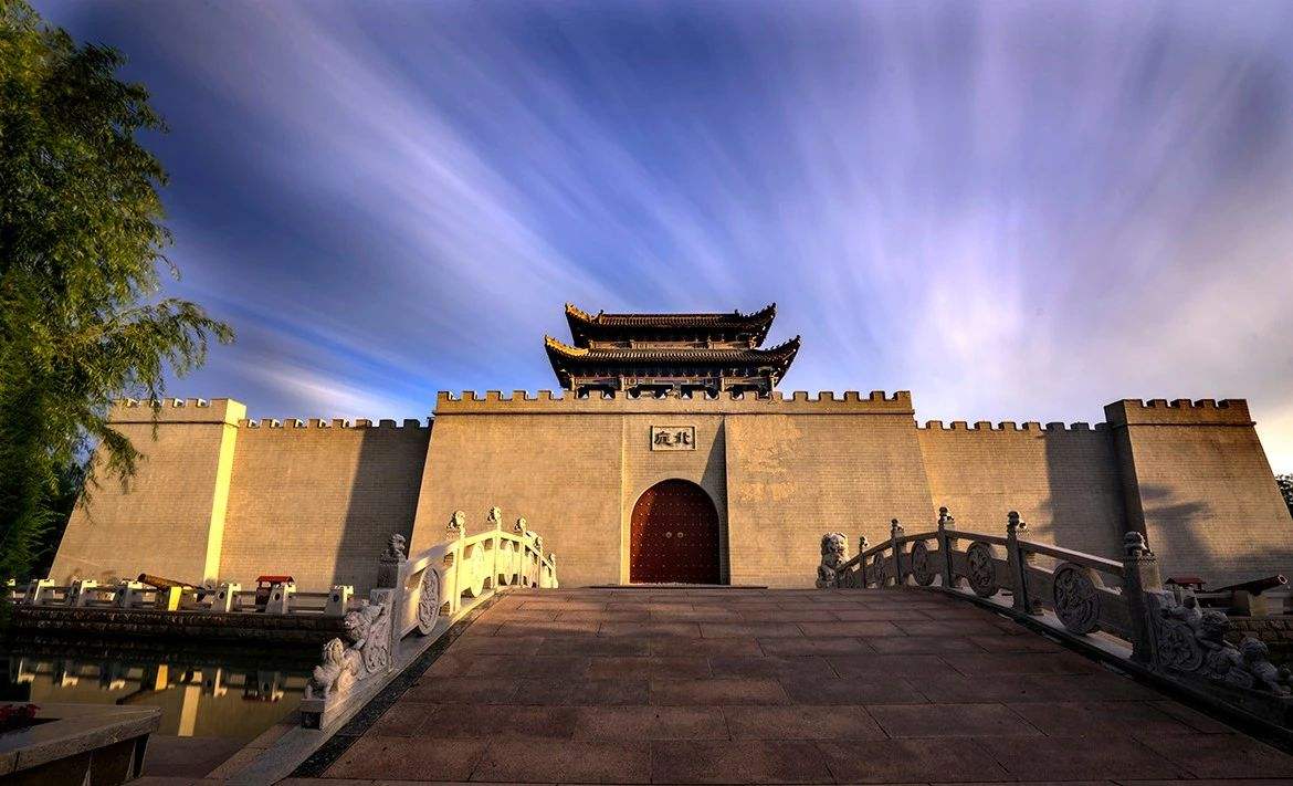 维吾尔族的祖先回鹘人迁入新疆,最初信仰佛教,还曾建过皇家寺院