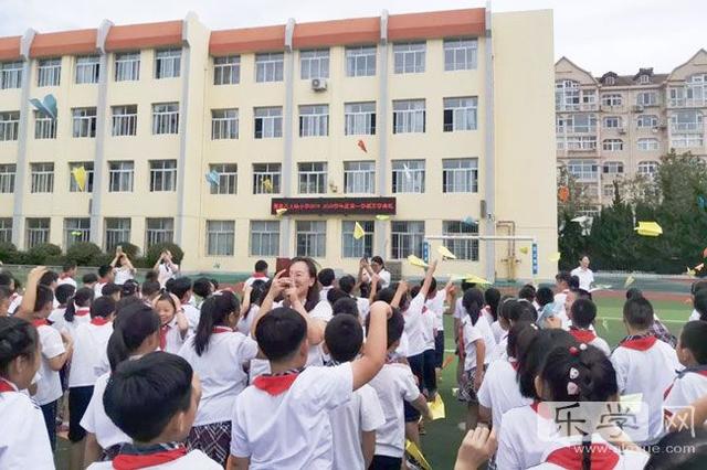 八大峡小学周刊海军航空兵首代飞行员走进校园