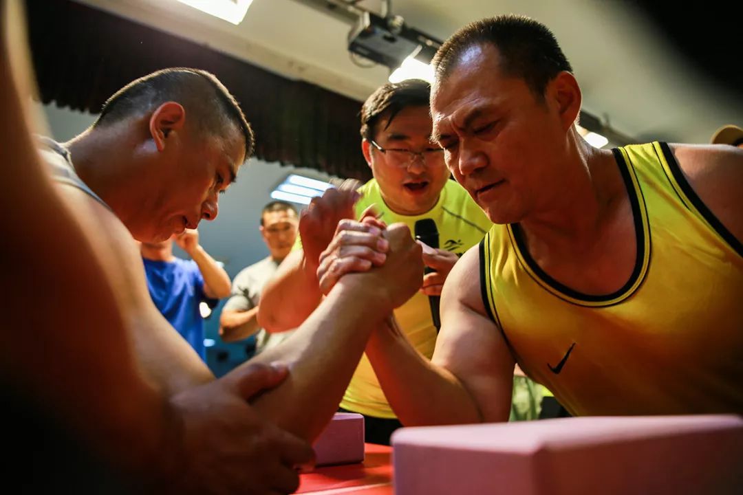 不服单挑山钢这个掰手腕大赛过瘾