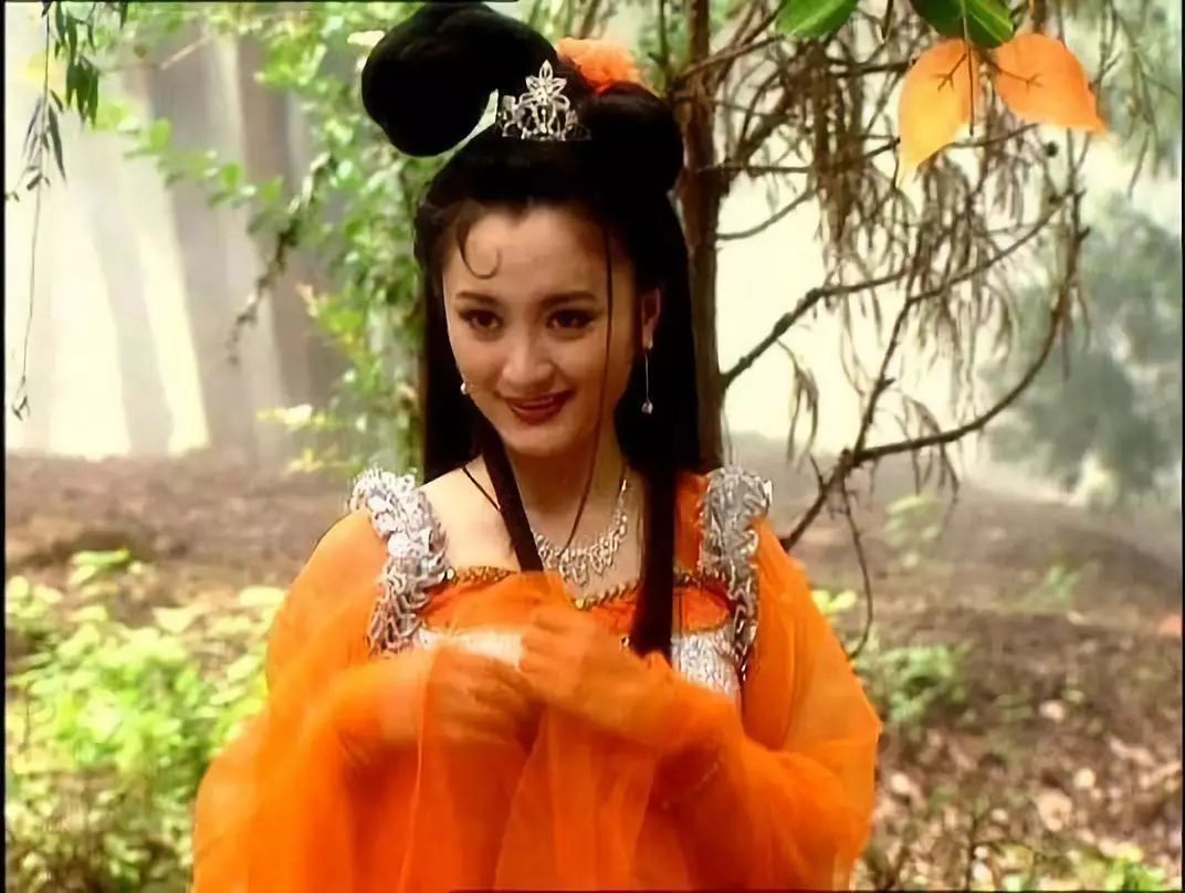 的同一年,她还在情景喜剧《闲人马大姐》中饰演马大姐的女儿王艾嘉
