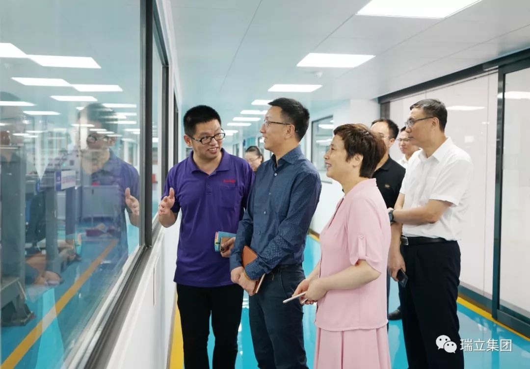 池淑萍副董事长,张秀珍副总经理在展示厅向周嘹亮行长一行汇报了瑞立
