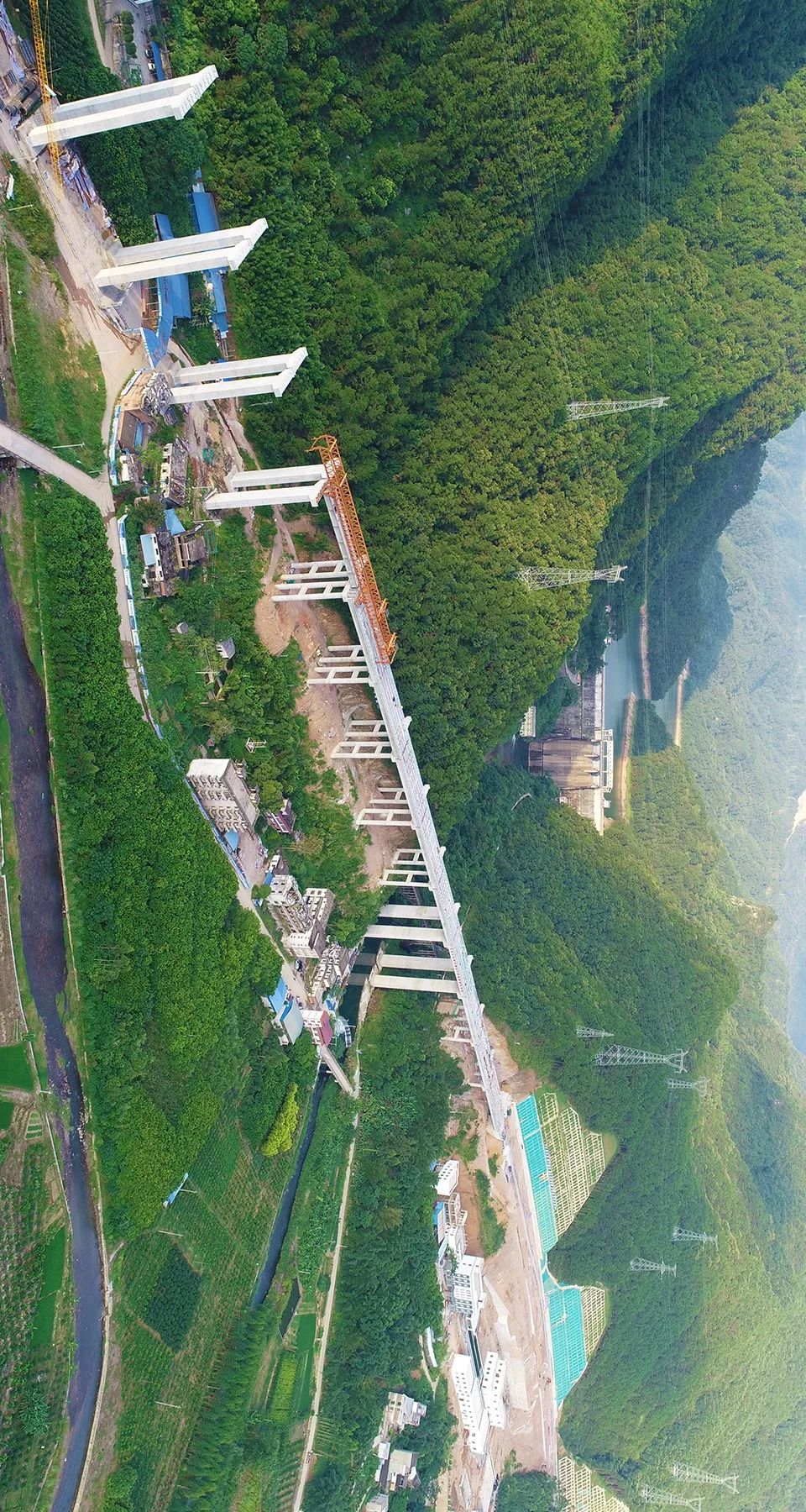 贺巴高速近景以下图片由网友"天长地久影视"提供我能预见高速公路为