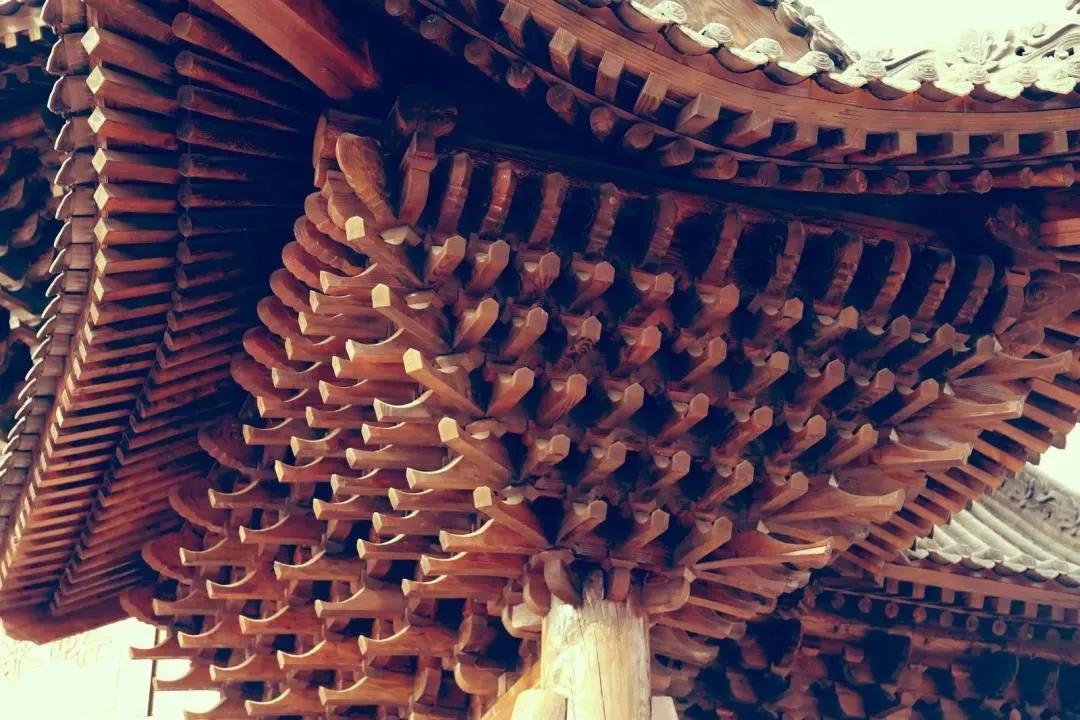 榫卯结构在古街,就像白鹿仓峪泉古街上的其他建筑一样,经师傅们的双手