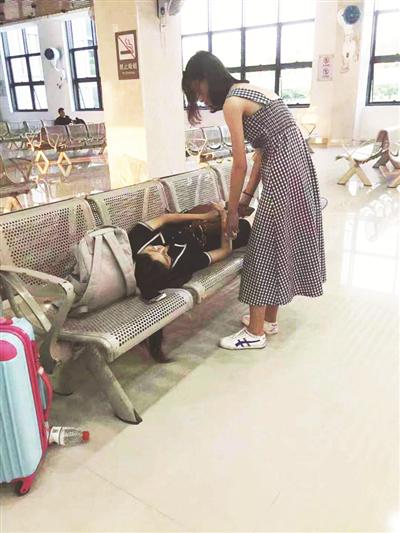 为救助突然晕倒的女生 漳州公交车秒变"救护车"