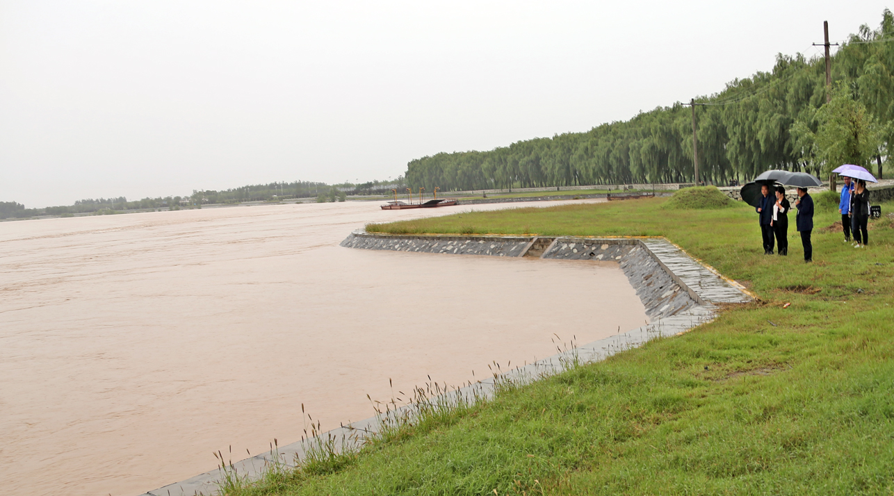 大荔县副县长刘丁冒雨检查苏村镇渭河防汛