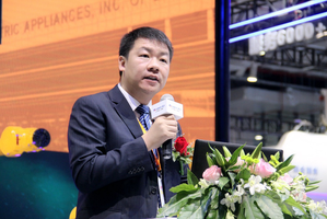 (图为珠海格力电器股份有限公司总裁助理文辉致辞)格力电器总裁助理