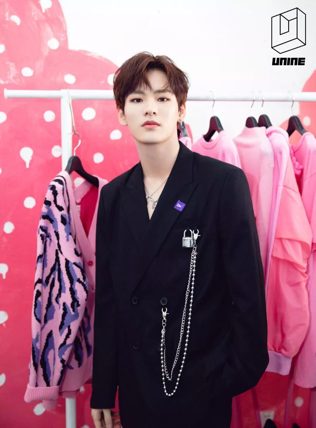 当超高人气男团unine成员姚明明,为了工作穿上渔网