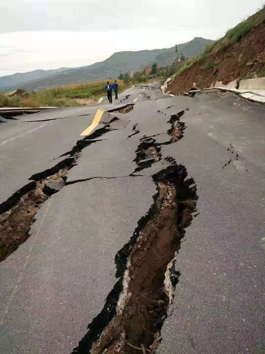 突发甘肃一县发生特大滑坡灾害