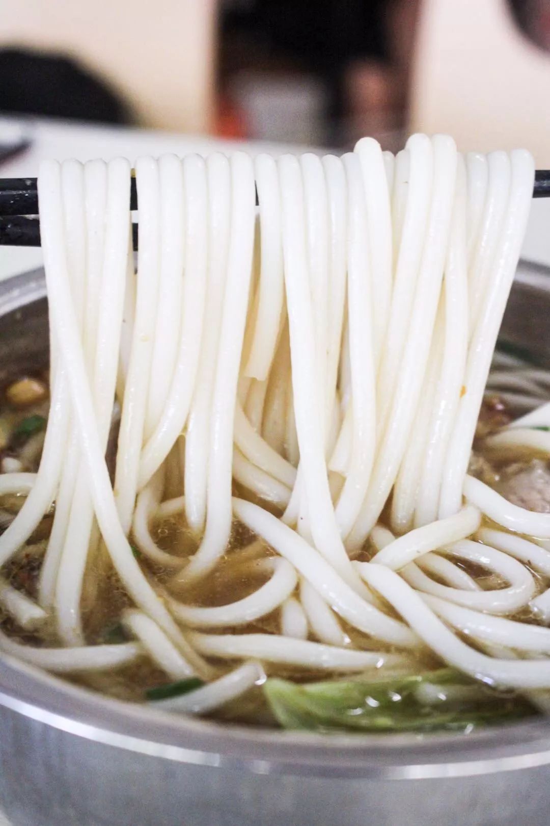 路边的桂林米粉店老客们嗦了10多年