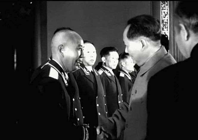 罕见老照片：1955年毛主席给将帅们授勋现场-搜狐大视野-搜狐新闻