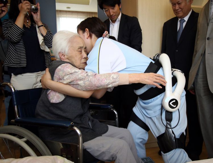 日本积极引进机器人高龄照护