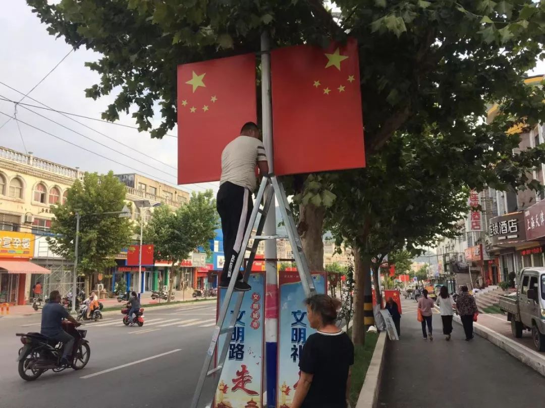 仲宫创城仲宫街道在驻地主要道路悬挂国旗营造节庆氛围