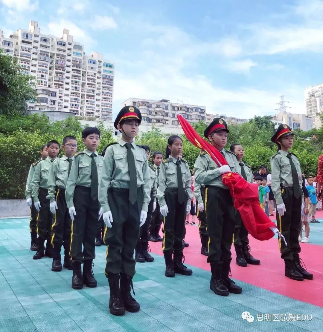 学校国旗班训练图片