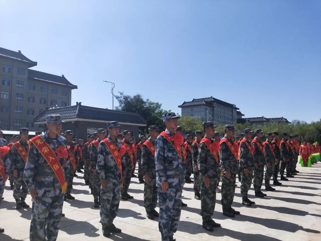 我市115名新兵奔赴軍營_訓練