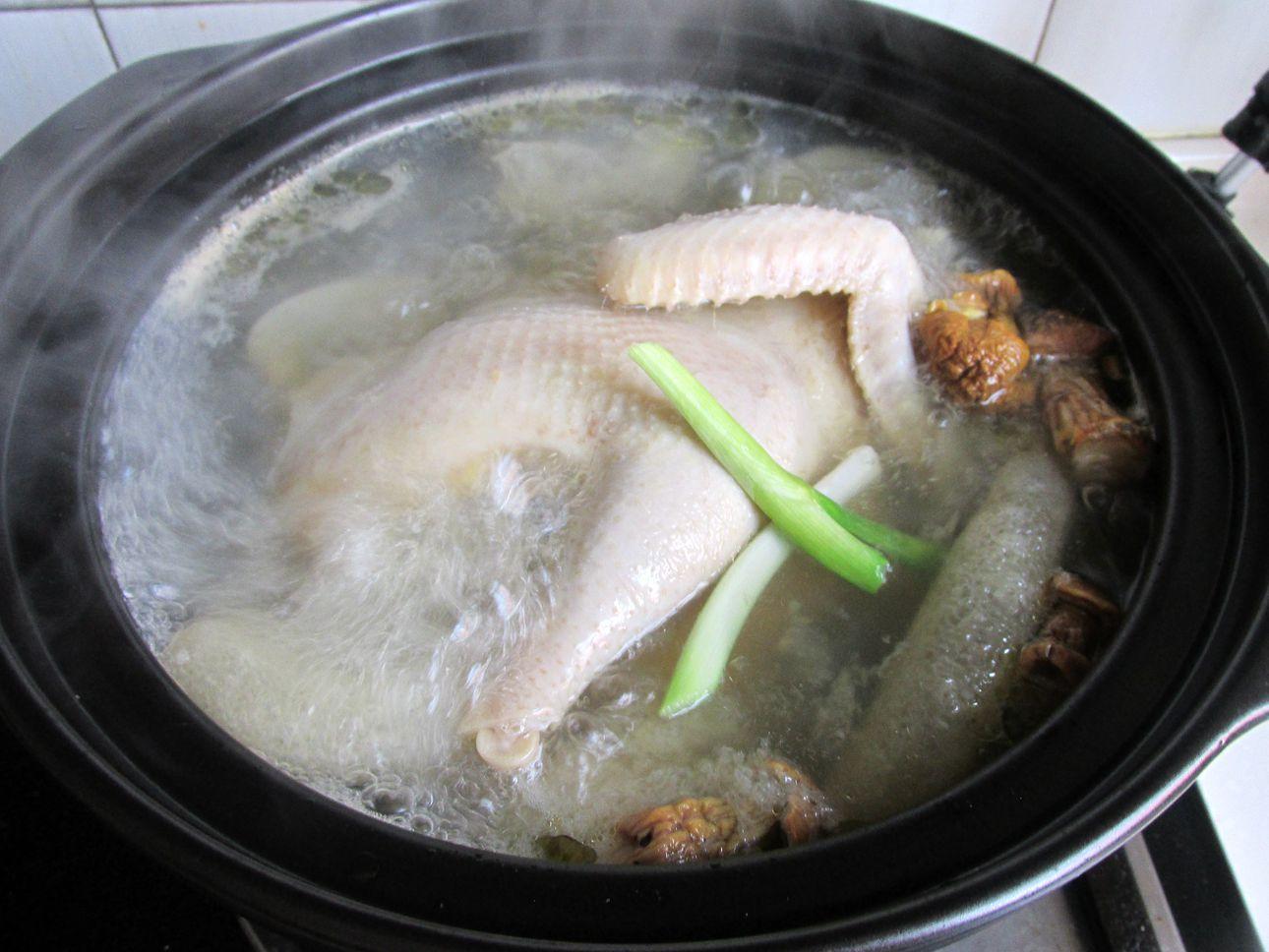 第一步:把家养地笨鸡洗净,剁开,泡去血水,加一勺料酒抹匀,这样可以