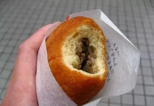 记得小时候每逢生病打针,新哥一定要妈妈给买两个油炸包子,那味道真的