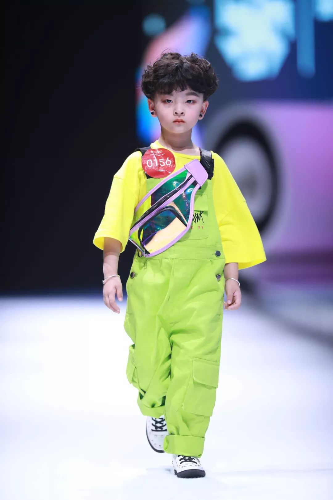 你驼背的样子真丑