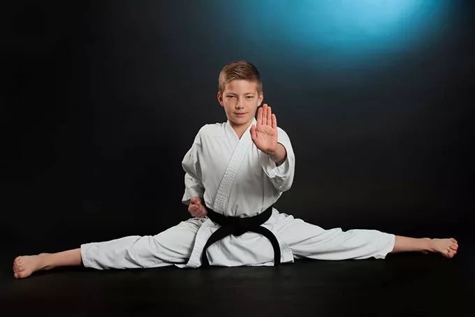 拉筋能强肾健脾美容养颜身轻如燕