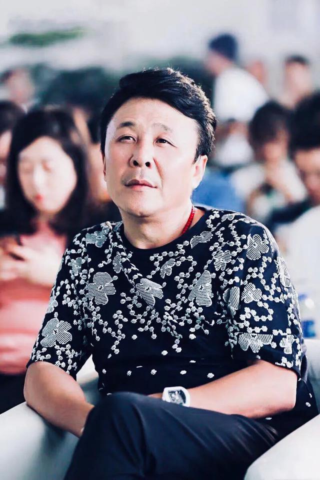 奥运冠军王楠晒全家福,郭斌戴名表出镜,一家四口排wifi造型_照片