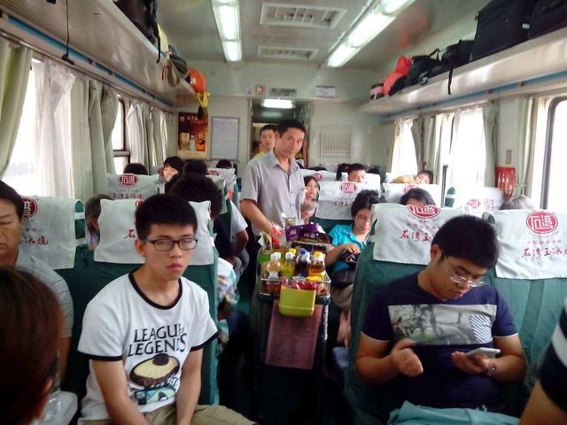 东北人的"火车饮食":在火车比在家吃得"香",豪爽像"度假