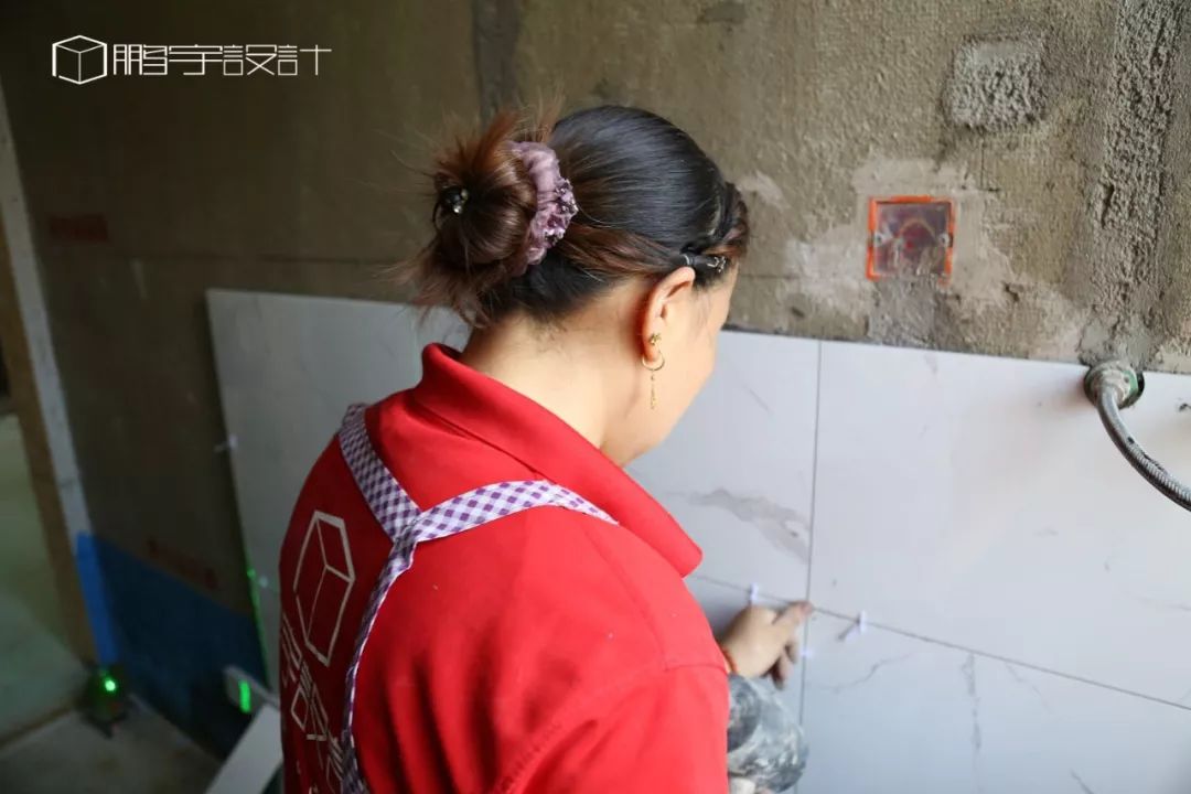 谁说女子不如男她凭借强大的瓦工梦成为鹏宇唯一的女瓦工