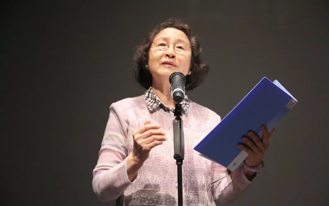 曾主演话剧《三代人》《年青的一代》《广州惊雷》《游园惊梦》